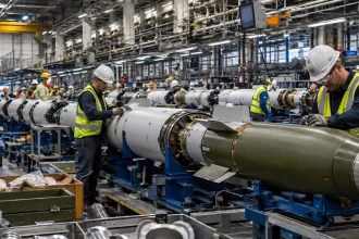El Pentágono pide acelerar producción de armamento