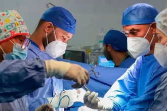 Adolescentes en Aguascalientes buscan implantes mamarios para frenar el bullying