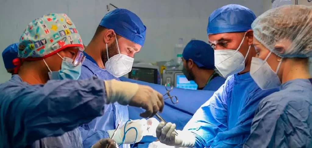 Adolescentes en Aguascalientes buscan implantes mamarios para frenar el bullying