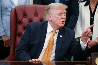 Endurece Trump su pelea con Canadá