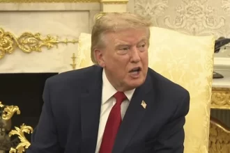 Enloquece Donald Trump y calla a reportera