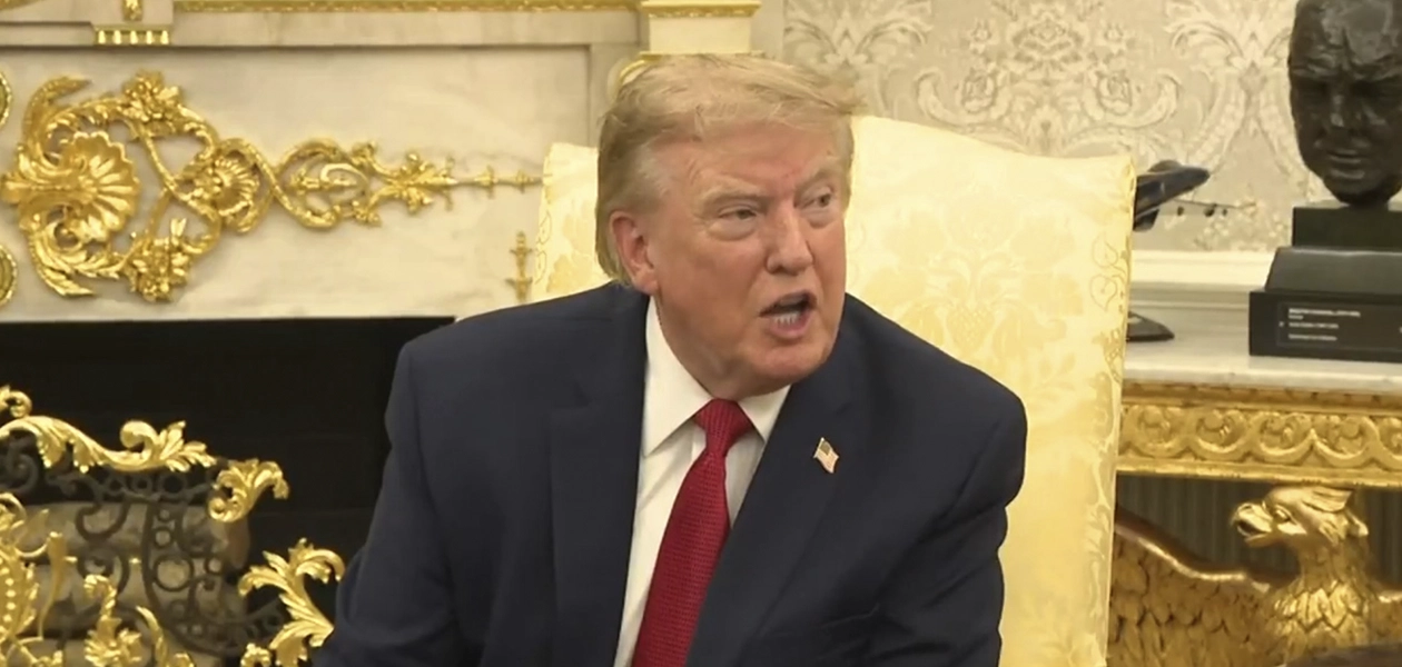 Enloquece Donald Trump y calla a reportera