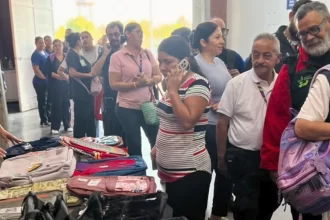 Entregan becas y útiles a hijos de trabajadores del HH