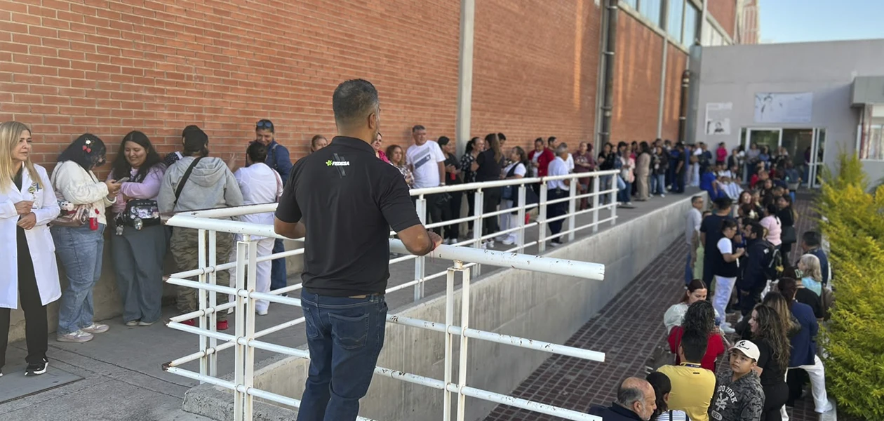 Entregan becas y útiles a hijos de trabajadores del HH