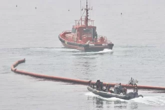 España instala barrera flotante en frontera con Marruecos