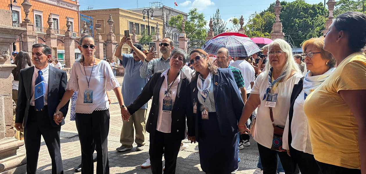 Exigen decenas de feligreses la reinstalación del padre Porfirio durante el día cumbre de la Romería 1