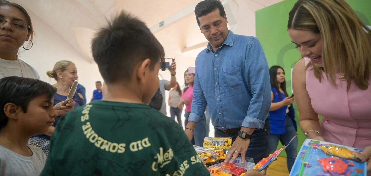 Festeja Montañez a niños de los Centros de Infancia Feliz