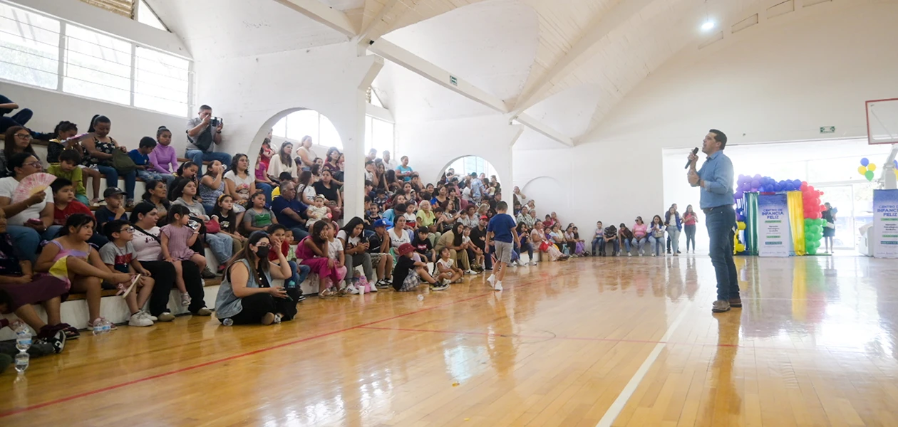 Festeja Montañez a niños de los Centros de Infancia Feliz