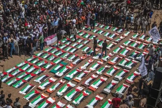 Funeral masivo en Gaza; entierran a 112 parientes fallecidos en 2023