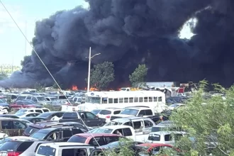 Incendio consume vehículos en un corralón de Reynosa