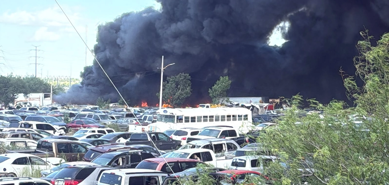 Incendio consume vehículos en un corralón de Reynosa