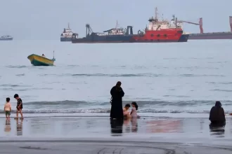 Irán afirma que Ormuz permanece cerrado y que no se rendirá