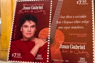 Juan Gabriel es homenajeado con timbre postal