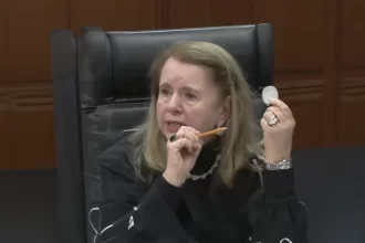 La ministra Loretta Ortiz se quita el implante coclear en plena sesión de la Corte