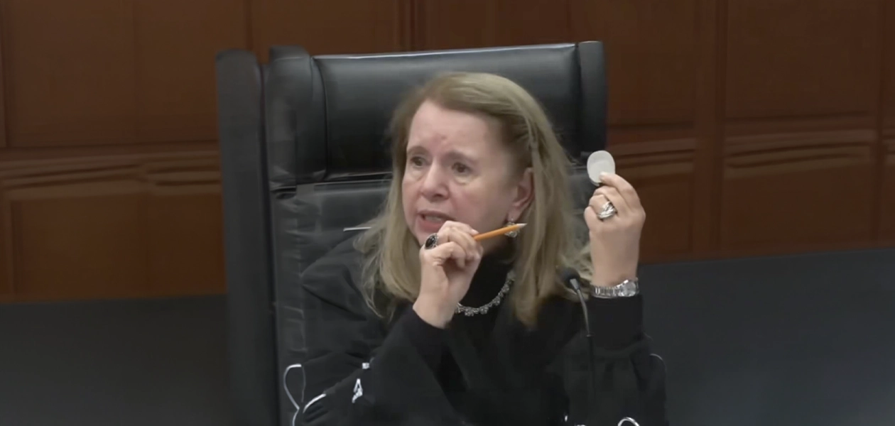 La ministra Loretta Ortiz se quita el implante coclear en plena sesión de la Corte