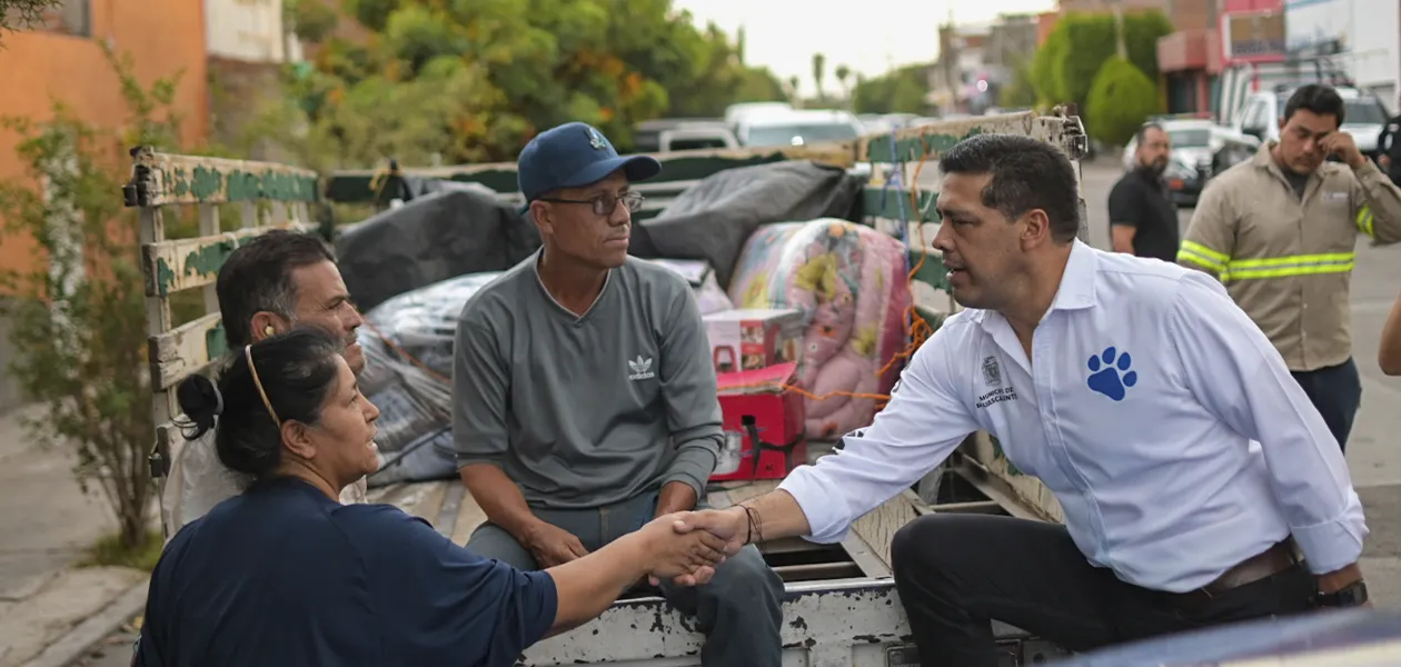 Leo Montañez atiende demandas ciudadanas en el fraccionamiento Insurgentes