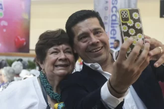 Leo Montañez celebra a mamás y anuncia nuevo módulo de pago en Plaza Vestir