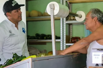 Leo Montañez recorre Miravalle y entrega apoyos auditivos