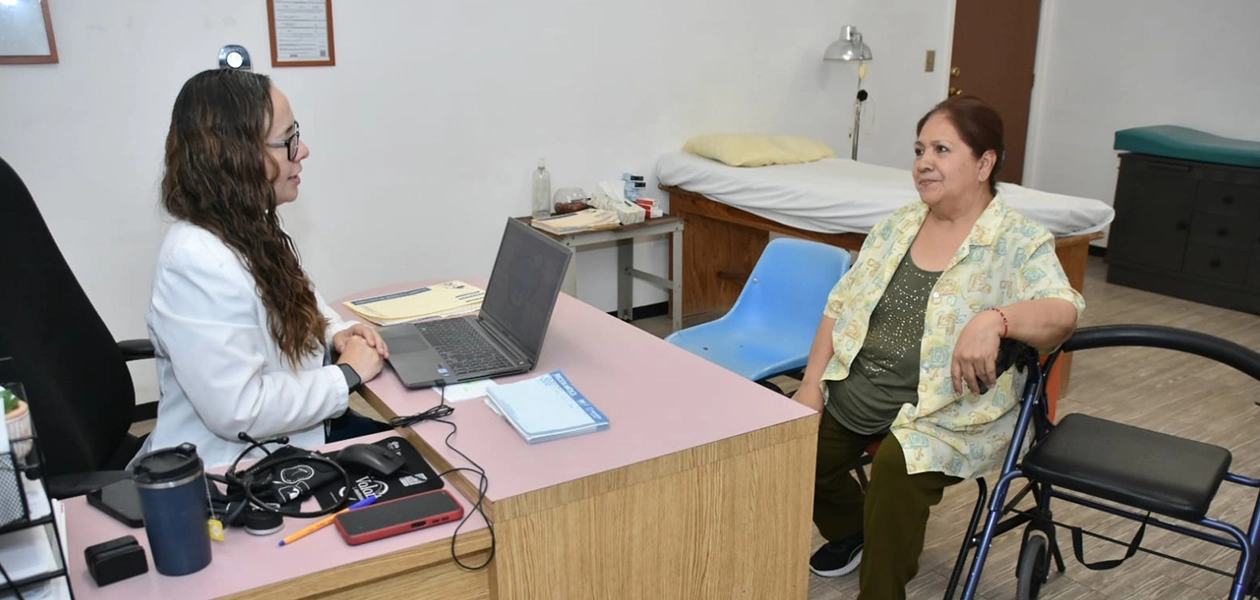 Ofrece DIF Estatal consultas médicas especializadas a adultos mayores