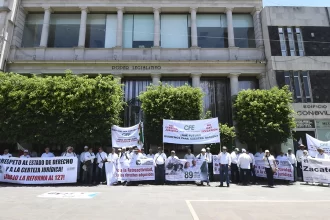 Pensionados y jubilados de la CFE exigen respeto a sus pensiones