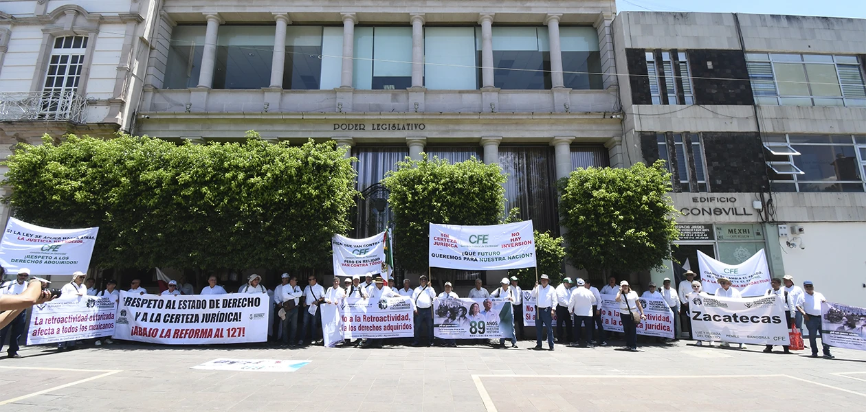 Pensionados y jubilados de la CFE exigen respeto a sus pensiones