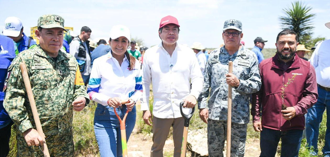 Preside TJ plantación de árboles en Asientos