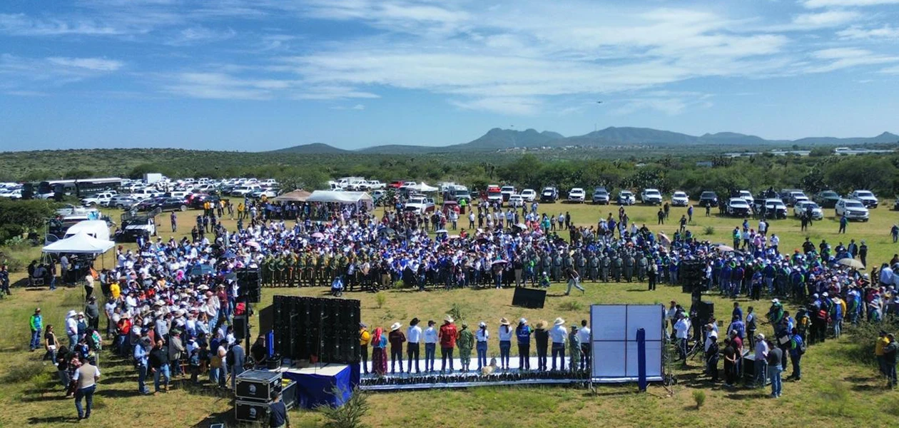 Preside TJ plantación de árboles en Asientos
