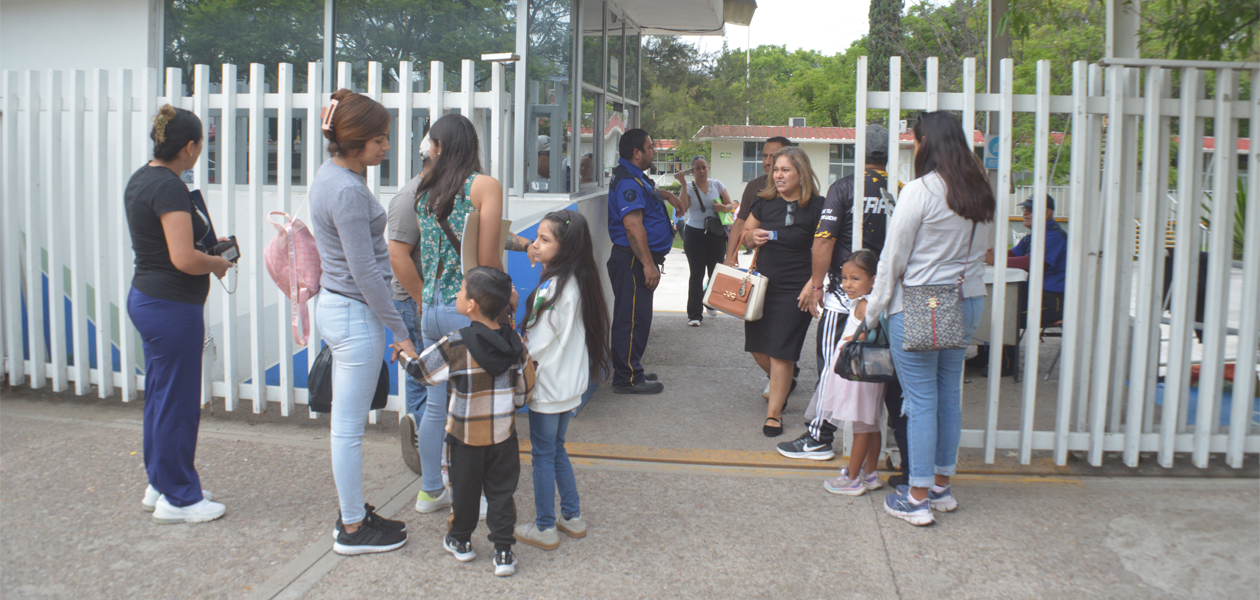 Protestan paterfamilias en instalaciones del IEA