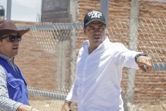 Recorre Leo la colonia Los Pericos para atender a los vecinos