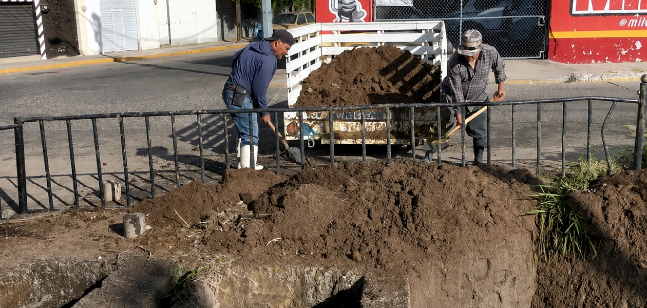 Refuerza Leo aseo preventivo en el canal de la colonia Estrella