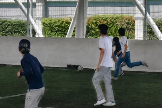 Rehabilita Leo la cancha de futbol 7 en Canal Interceptor