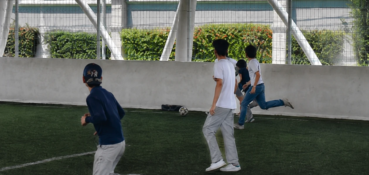 Rehabilita Leo la cancha de futbol 7 en Canal Interceptor