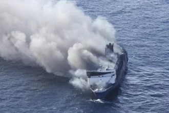 Se incendia ferry en Indonesia