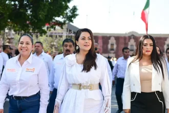 Tere Jiménez encabeza desfile del Día del Trabajo en Aguascalientes