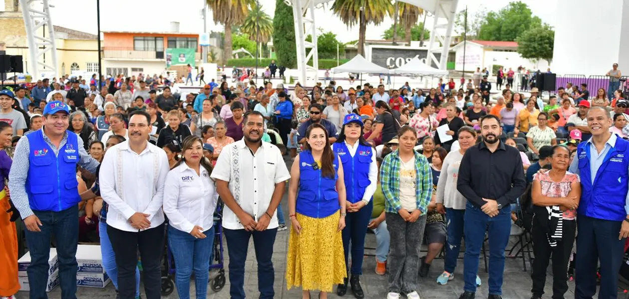 Tere Jiménez entrega apoyos alimentarios en Cosío