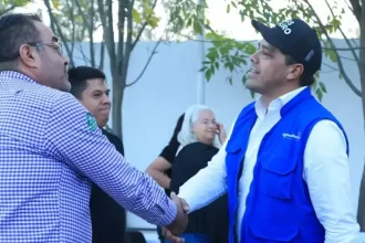 Visita el alcalde a vecinos del Fracc. Emiliano Zapata