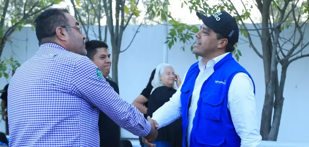Visita el alcalde a vecinos del Fracc. Emiliano Zapata
