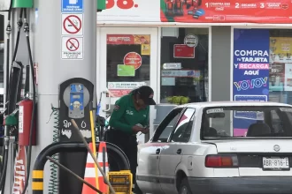 Gasolineras elevan precios de gasolina y diésel por encima de los niveles de referencia