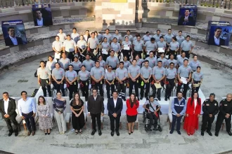 Leo encabeza graduación de 51 nuevos bomberos voluntarios