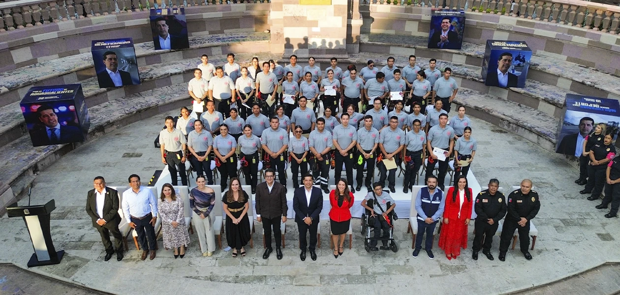 Leo encabeza graduación de 51 nuevos bomberos voluntarios