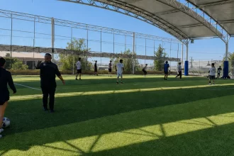 Renueva Leo cancha de pasto sintético