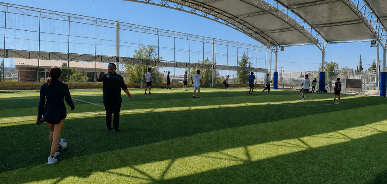 Renueva Leo cancha de pasto sintético