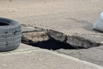 Se abre socavón y asusta a los vecinos