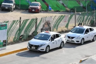 Emplazan a taxistas a sacar los autos viejos