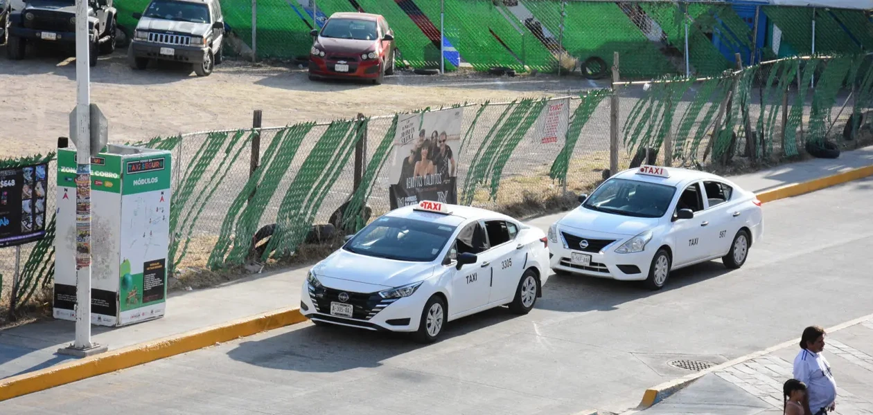 Emplazan a taxistas a sacar los autos viejos